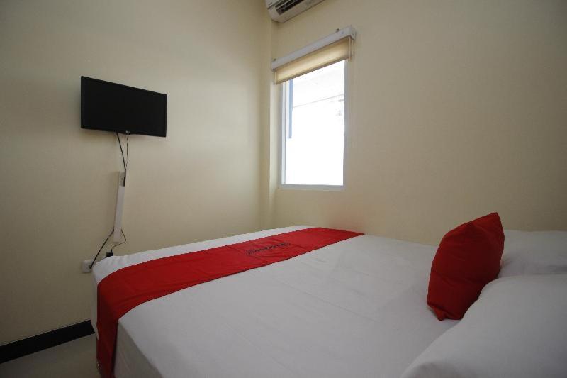 Reddoorz Plus @ Jalan Pemuda Τζακάρτα Δωμάτιο φωτογραφία